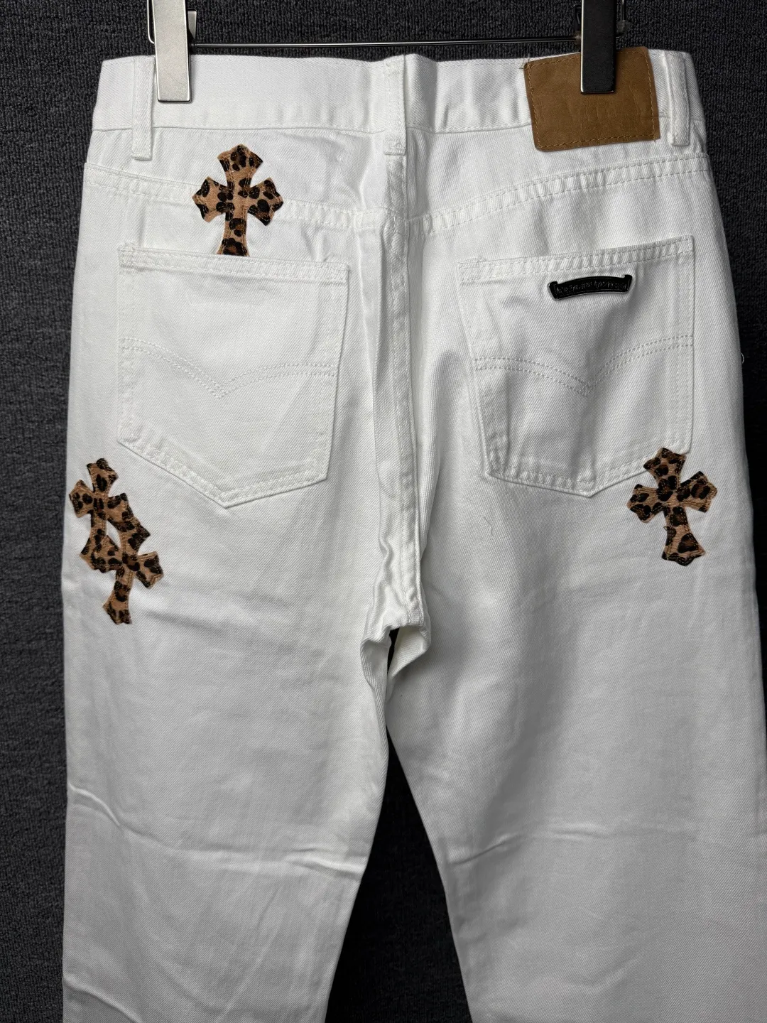 P240 💰 (Top version) Chrome Hearts/Chrome Hearts Classic white hand-painted monster cow series colorful leather cross washed color fabric unisex denim trousers Vibe style straight stacked god-level version Carbon fine bias denim color cloth Old vintage full set of hardware - Chrome Hearts white cow series The high version uses high-ounce custom fabrics, fermentation washing and soft color fixation, soft and thick to wear, the details are all made by hand-polished craftsmanship, all-over printed jacquard fabric Unique design style. Through multiple processes to create a full retro feel. Unique niche non-contrast shirt. Customized distressed spray-painted buttons. Craftsmanship in every detail. Color: white hand-painted monster. Size: 28-30-32-34 (corresponding to S-M-L-XL)